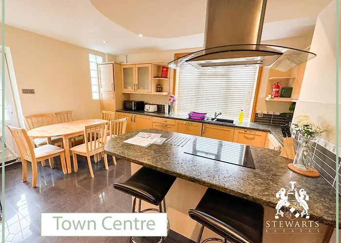 Town Centre Apartment Sleeps 9